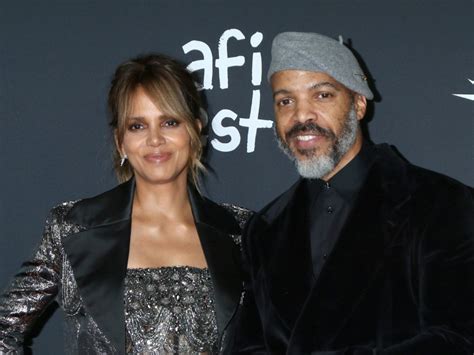 Halle Berry proves she’s living her best life while。